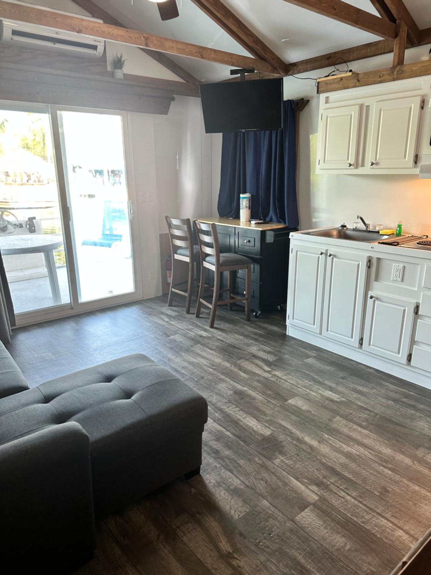 Aqua Lodges At Hurricane Hole Marina Сток Айлънд Екстериор снимка