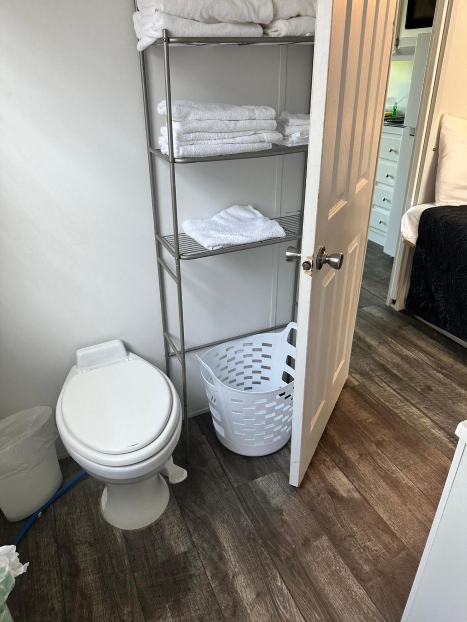 Aqua Lodges At Hurricane Hole Marina Сток Айлънд Екстериор снимка