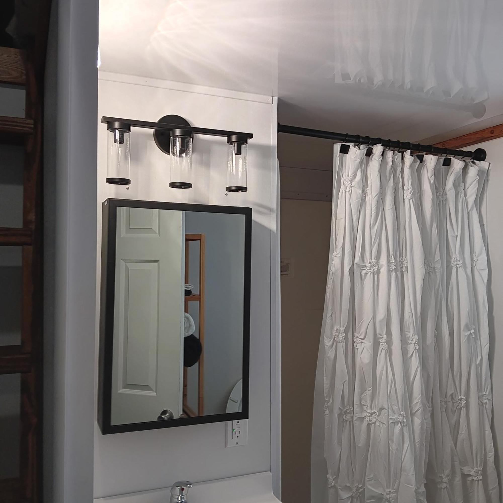 Aqua Lodges At Hurricane Hole Marina Сток Айлънд Екстериор снимка